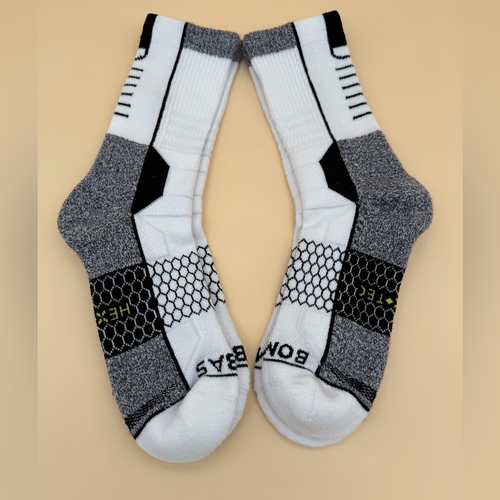 Bombas Unisex Crew Hex Tec White Gray Socks Size Medium 2 Pairs no tag